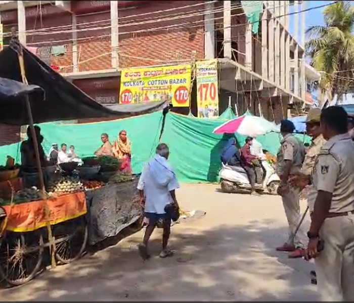 ಬೀದಿಬದಿ ವ್ಯಾಪಾರಸ್ಥರನ್ನು ತೆರವುಗೊಳಿಸುತ್ತಿರುವುದು.