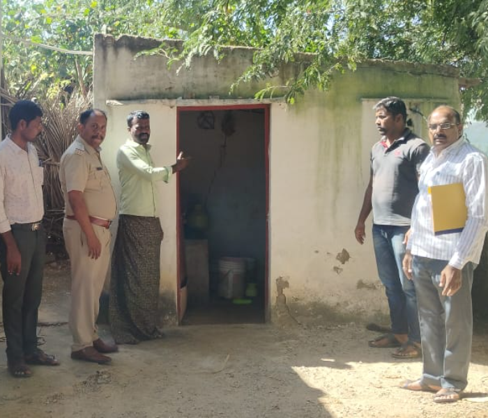 ಪೊಲೀಸರ ತಂಡ ಆರೋಪಿಯ ಮನೆಯನ್ನು ಪರಿಶೀಲಿಸಿರುವುದು. 