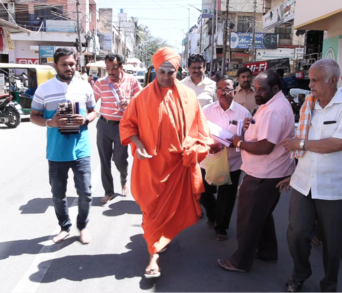 ತುಮಕೂರು ನಗರದಲ್ಲಿ ಸಿದ್ದಗಂಗಾ ಮಠದ ಕಿರಿಯ ಶ್ರೀಗಳ ನೇತೃತ್ವದಲ್ಲಿ ಭಿಕ್ಷಾಟನೆಯನ್ನು ಮಾಡಿದರು.