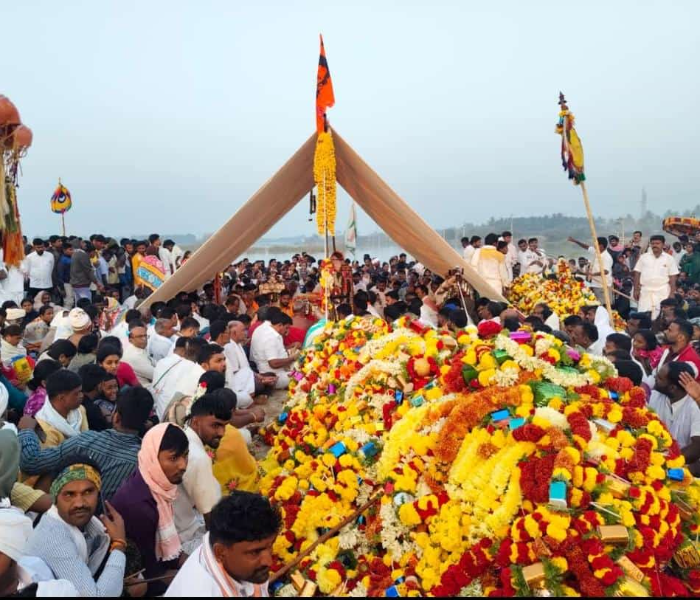 ಹೂವಿನ ರಥೋತ್ಸವ ನಡೆದಿರುವುದು.