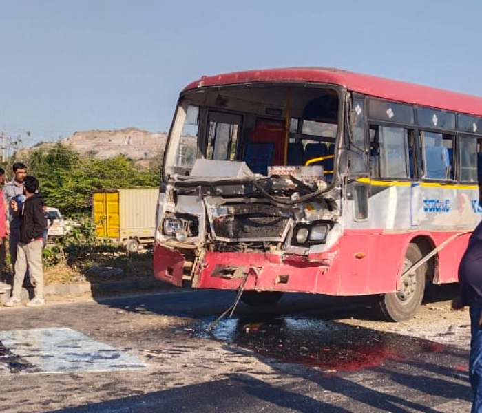 ತುಮಕೂರಿನ ಕ್ಯಾತ್ಸಂದ್ರ ಬಳಿಯ ನಂದಿಹಳ್ಳಿ ಬಳಿ KSRTC ಬಸ್‌ ಹಾಗೂ ಕಂಟೈನರ್‌ ಲಾರಿ ನಡುವೆ ಅಪಘಾತವಾಗಿರುವುದು.