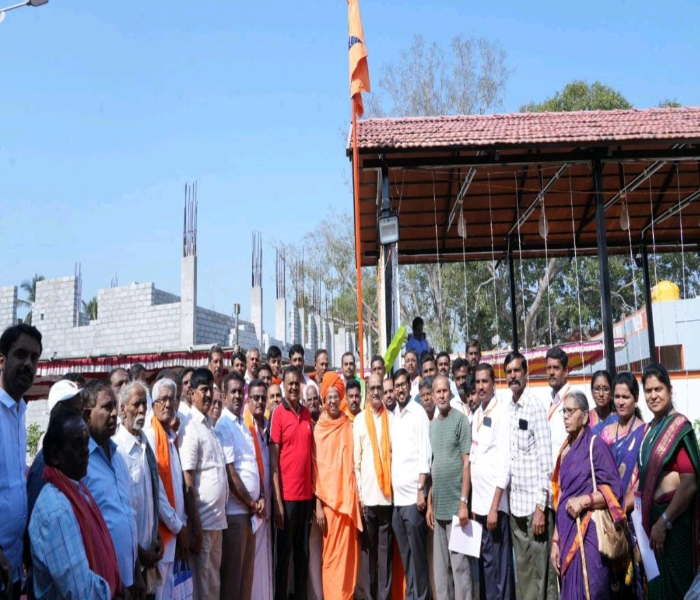 ಧ್ವಜಾರೋಹಣ ಮಾಡಿದ ಕಾರದೇಶ್ವರ ಮಠಾಧ್ಯಕ್ಷ ಕಾರದ ವೀರಬಸವ ಮಹಾಸ್ವಾಮಿ