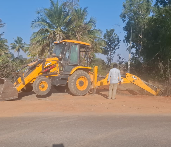 ಜೆಸಿಬಿ ಮೂಲಕ ಗುಂಡಿ ಹಾಕಿ ರಸ್ತೆ ಸಂಪರ್ಕವನ್ನು ಕಡಿತಗೊಳಿಸಿದ್ದಾರೆ,.