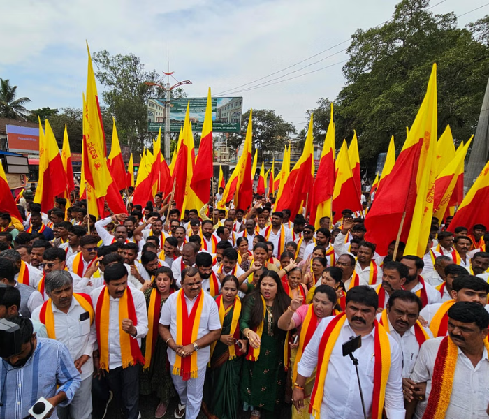 ಬೆಳಗಾವಿಯಲ್ಲಿ ಕನ್ನಡಪರ ಹೋರಾಟಗಾರರು ಪ್ರತಿಭಟನೆ ನಡೆಸುತ್ತಿರುವುದು.