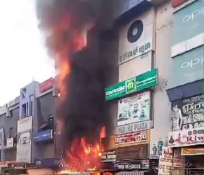 ಎಟಿಎಂ ಗೆ ಬೆಂಕಿ ತಗುಲಿ ಹೊತ್ತಿ ಉರಿಯುತ್ತಿರುವುದ.