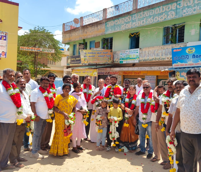 ನೂತನ ಅಧ್ಯಕ್ಷರಾಗಿ ಆಯ್ಕೆಯಾದ‌ ಜಿ.ಎಂ ಶಿವಾನಂದ್ ಅವರಿಗೆ ಪಕ್ಷದ ಮುಖಂಡರು ಹಾರ ಹಾಕಿ, ಸಿಹಿ ಹಂಚಿ ಸಂಭ್ರಮಿಸಿದರು.