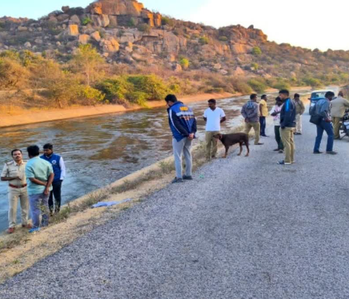 ಪೊಲೀಸರು ಸ್ಥಳ ಪರಿಶೀಲಿಸುತ್ತಿರುವುದು.