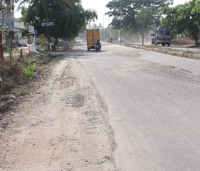 ಗುಂಡಿ ಬಿದ್ದ ರಸ್ತೆ