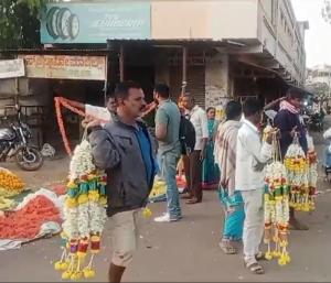 ಶಿರಾ : ಶಿರಾ ಜನರಿಗೆ ಮಾರ್ಕೆಟ್ ಕೊರತೆ | ರಸ್ತೆ ಬದಿಯೇ ಇವರ ವ್ಯಾಪಾರ