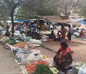 ಪಾವಗಡ : ತರಕಾರಿ ಸಂತೆಯಲ್ಲಿರೋ ಮಾರಾಟಗಾರರ ಗೋಳು ಕೇಳುವವರೇ ಇಲ್ಲ..?