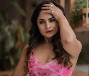 MOVIE: ಗುಲಾಬಿ ಬಣ್ಣದ ಡ್ರೆಸ್‌ನಲ್ಲಿ ದೀಪಿಕಾ ದಾಸ್ ಮಿಂಚಿಂಗ್