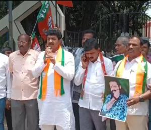ತುಮಕೂರು : ಸಿಎಂ ಸಿದ್ದರಾಮಯ್ಯ ಭಾವಚಿತ್ರ ಸುಟ್ಟು ಬಿಜೆಪಿ ಪ್ರತಿಭಟನೆ..!