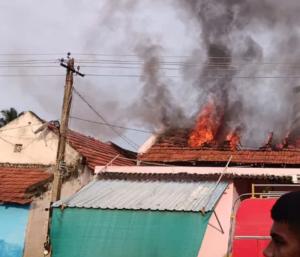 ರಾಮನಗರ : ಶಾರ್ಟ್‌ ಸರ್ಕ್ಯೂಟ್‌ ನಿಂದ ಮನೆಗೆ ಬೆಂಕಿ..!