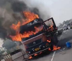 TUMAKURU: ತುಮಕೂರಿನ ಕ್ಯಾತಸಂದ್ರ ಬಳಿ ಲಾರಿ ಸಂಪೂರ್ಣ ಸುಟ್ಟು ಭಸ್ಮ