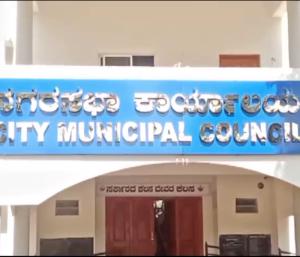 SIRA:  ಜನ ಜಾನುವಾರುಗಳ ಜೀವದ ಜೊತೆ ನಗರಸಭೆ ಚೆಲ್ಲಾಟ