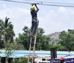 ಕೊರಟಗೆರೆ : ದಿವಾಳಿ ಆಯ್ತಾ ಬೆಸ್ಕಾಂ ಇಲಾಖೆ...?  ಅಪಾಯದಲ್ಲೇ ಸಿಬ್ಬಂದಿ ಕೆಲಸ 