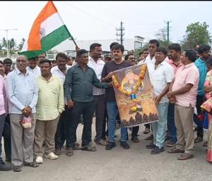 ಚಿಕ್ಕಬಳ್ಳಾಪುರ : ಹುತಾತ್ಮ ಯೋಧನಿಗೆ ಅಂತಿಮ ಗೌರವ ಸಲ್ಲಿಸಿದ ಚಿಕ್ಕಬಳ್ಳಾಪುರ ಜನ 