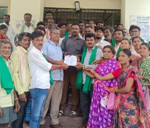 ಕೊರಟಗೆರೆ : ತಹಶೀಲ್ದಾರ್ ಕಚೇರಿಗೆ ಮುತ್ತಿಗೆ ಹಾಕಿ ರೈತರಿಂದ ಪ್ರತಿಭಟನೆ 