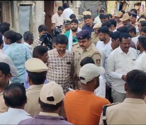 ಚಿಕ್ಕಬಳ್ಳಾಪುರ : ಟೈಟ್ ಸೆಕ್ಯೂರಿಟಿಯಲ್ಲಿ ಪ್ರದೀಪ್ ಈಶ್ವರ್ ಮನೆ ಮನೆ ಭೇಟಿ