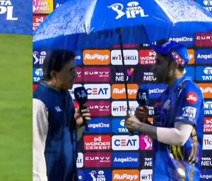 IPL 2025 : ಸೂರ್ಯಕುಮರ್ ಸ್ಫೋಟಕ ಅರ್ಧಶತಕ | ಕೊಡೆ ಹಿಡಿದು ಪ್ರಶಸ್ತಿ ಸ್ವೀಕಾರ