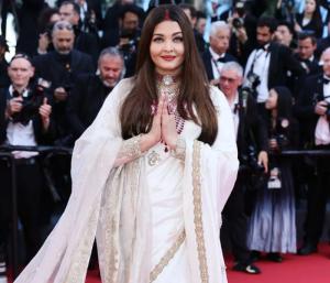 BOLLYWOOD : ಕಾನ್ 2025 | ಕುಂಕುಮ ಹಣೆಗಿಟ್ಟು ರೆಡ್‌ ಕಾರ್ಪೆಟ್‌ನಲ್ಲಿ ಮಿಂಚಿದ ಐಶ್ವರ್ಯಾ ರೈ