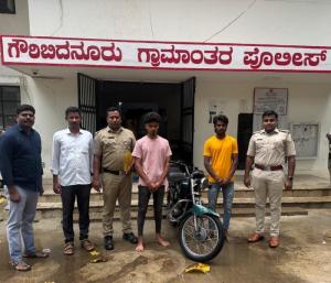 ಚಿಕ್ಕಬಳ್ಳಾಪುರ : ರಸ್ತೆಯಲ್ಲಿ ಡೆಡ್ಲಿ ಬೈಕ್‌ ವ್ಹೀಲಿಂಗ್‌ | ಪುಂಡರ ವಿರುದ್ಧ ಎಫ್‌ಐಆರ್‌