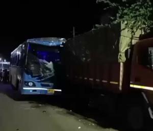 ಶಿರಾ : ನಿಂತಿದ್ದ ಲಾರಿಗೆ BMTC ಬಸ್ ಡಿಕ್ಕಿ | ನಾಲ್ವರಿಗೆ ಗಂಭೀರ ಗಾಯ