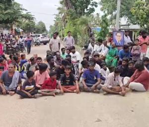 ಚಿಕ್ಕಬಳ್ಳಾಪುರ : ವಿವಾದಿತ ಅಂಬೇಡ್ಕರ್‌ ಪುತ್ಥಳಿ ತೆರವು | ಸುಧಾಕರ್‌ ವಿರುದ್ಧ ದಲಿತರ ಆಕ್ರೋಶ 