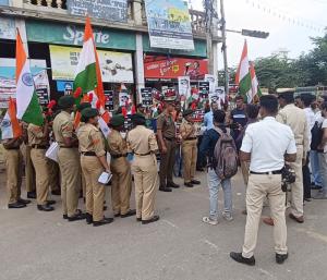 ಚಿಕ್ಕಬಳ್ಳಾಪುರ : ಚಿಕ್ಕಬಳ್ಳಾಪುರದಲ್ಲಿ ತಿರಂಗ ಯಾತ್ರೆ ನಡೆಸಿ ಸೈನಿಕರಿಗೆ ಗೌರವ 