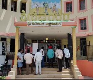 ಕೊರಟಗೆರೆ : ಕಂದಾಯ ಬಾಕಿ ಹಿನ್ನಲೆ ಶಿವಗಂಗಾ ಥಿಯೇಟರ್‌ ಗೆ ಬೀಗ ಜಡಿದ ಅಧಿಕಾರಿಗಳು