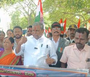ಶಿರಾ : ಶಿರಾದಲ್ಲಿ ತಿರಂಗಾ ಯಾತ್ರೆ ಸಂಭ್ರಮ | ಬೃಹತ್ ರಾಷ್ಟ್ರಧ್ವಜ ಹಿಡಿದು ಮೆರವಣಿಗೆ