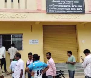 ಪಾವಗಡ : ರಜೆ ದಿನವೂ ನೋಂದಣಿ ಕಚೇರಿ ಓಪನ್‌ | ಪ್ರಶ್ನಿಸಿದಕ್ಕೆ ಜನರ ಮೇಲೆ ದರ್ಪ ತೋರಿದ ಮಹಿಳೆ