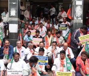 ತುಮಕೂರು : ಜನೌಷಧಿ ಕೇಂದ್ರ ಬಂದ್‌ ವಿರೋಧಿಸಿ ಬಿಜೆಪಿ ಪ್ರೊಟೆಸ್ಟ್‌ 