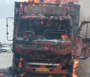 HUBBALLI : ಪ್ಲೈವುಡ್, ಬಟ್ಟೆ ರೋಲ್ ತುಂಬಿದ್ದ ಕ್ಯಾಂಟರ್‌ಗೆ ಬೆಂಕಿ | ಸಂಪೂರ್ಣ ಸುಟ್ಟು ಭಸ್ಮ