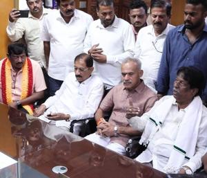 Tumkur : ತುಮಕೂರು ಎಸ್‌ಪಿ ಕಚೇರಿ ಎದುರು ಪ್ರತಿಭಟನೆ | ಎಫ್ಐಆರ್ ವಾಪಸ್‌ ಪಡೆಯುವಂತೆ ಆಗ್ರಹ