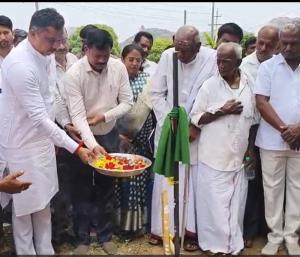 Madhugiri : 50 ಲಕ್ಷದಲ್ಲಿ ಪಶು ಆಸ್ಪತ್ರೆ ನಿರ್ಮಾಣ ಕಾಮಗಾರಿಗೆ ರಾಜೇಂದ್ರ ರಾಜಣ್ಣ ಪೂಜೆ