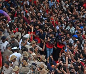 Bangalore : ಚಿನ್ನಸ್ವಾಮಿ ಸ್ಟೇಡಿಯಂನಲ್ಲಿ ಕಾಲ್ತುಳಿತ ದುರಂತ | ಮೂವರನ್ನು ಅರೆಸ್ಟ್‌ ಮಾಡಿದ ಪೊಲೀಸರು
