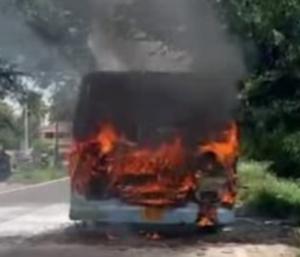 MYSORE : ರಸ್ತೆ ಮಧ್ಯೆಯೇ ಹೊತ್ತಿ ಹುರಿದ KSRTC ಬಸ್