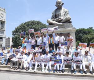 Bangalore : ಕಾಲ್ತುಳಿತ ಪ್ರಕರಣ | ವಿಧಾನಸೌಧದ ಗಾಂಧಿ ಪ್ರತಿಮೆ ಬಳಿ ಬಿಜೆಪಿ ಪ್ರತಿಭಟನೆ