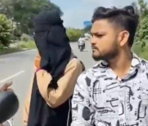 Ramanagara : ಬೈಕ್ ಅಡ್ಡಗಟ್ಟಿ ನೈತಿಕ ಪೊಲೀಸ್‌ ಗಿರಿ | ಯುವಕ, ಯುವತಿಗೆ ಬೆದರಿಕೆ  