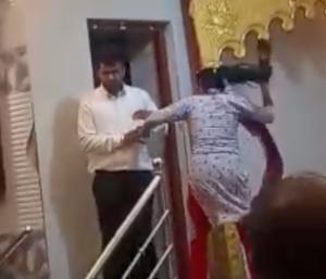 Chitradurga : 2ನೇ ಮದುವೆಗೆ ಮುಂದಾಗಿದ್ದ ಪತಿಗೆ ಮೊದಲ ಪತ್ನಿಯಿಂದ ಮಂಟಪದಲ್ಲೇ ಬಿತ್ತು ಚಪ್ಪಲಿ ಏಟು