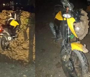 RAICHURU : ಮಣ್ಣಿನ ರಾಶಿಗೆ ಬೈಕ್ ಡಿಕ್ಕಿ |ಸವಾರ ದುರ್ಮರಣ, ಇಬ್ಬರು ಗಂಭೀರ