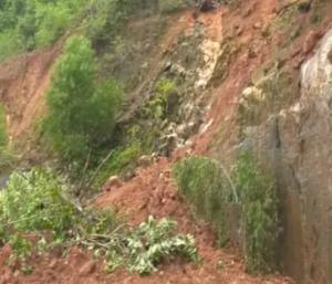Karavara : ಕಾರವಾರದಲ್ಲಿ ಭಾರೀ ಮಳೆಗೆ ಗುಡ್ಡ ಕುಸಿತ...!