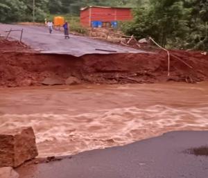 BELAGAVI : ನಿರಂತರ ಮಳೆಗೆ ಕೊಚ್ಚಿಹೋದ ತಾತ್ಕಾಲಿಕ ಸೇತುವೆ | ಬೆಳಗಾವಿ- ಗೋವಾ ರಸ್ತೆ ಸಂಚಾರ ಬಂದ್