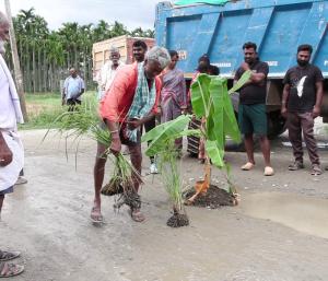TUMAKURU : ಲಾರಿ, ಟ್ರಕ್‌ಗಳಿಂದ ಹಾಳಾದ ರಸ್ತೆ | ಗುಂಡಿಯಲ್ಲೇ ಮಲಗಿ ಪ್ರತಿಭಟಿಸಿ ಆಕ್ರೋಶ 