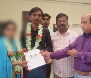 CHIKKABALLAPURA : ಪ್ರೀತಿಗೆ ಪೋಷಕರ ವಿರೋಧ | ಠಾಣೆಯಲ್ಲೇ ಪ್ರೇಮಿಗಳ ಮದುವೆ