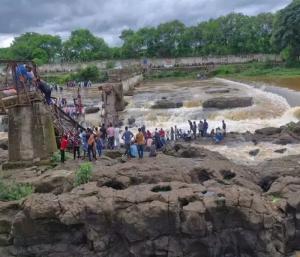PUNE : ಪುಣೆ ಬಳಿ ಸೇತುವೆ ಕುಸಿದು 6 ಮಂದಿ ಮೃತ್ಯು