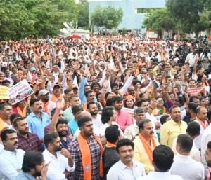 BANGALORE : ಚಿನ್ನಸ್ವಾಮಿ ಕಾಲ್ತುಳಿತ | ಕಾಂಗ್ರೆಸ್ ಸರ್ಕಾರದ ವಿರುದ್ಧ ಬಿಜೆಪಿ ಬೃಹತ್ ಪ್ರತಿಭಟನೆ