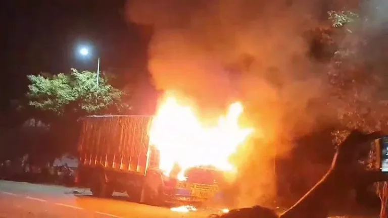 7-quintal-of-beef-villagers-set-fire-to-the-vehicle-in-Ainapur-of-Kagavada-Belagavi-2 (1)