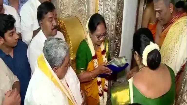 Banu-Mushtaq-participates-in-the-Dasara-worship-at-Chamundi-Temple-in-Mysuru